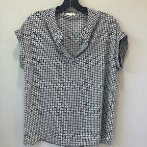 Pleione Black/ white split neck cap sleeve tunic blouse top